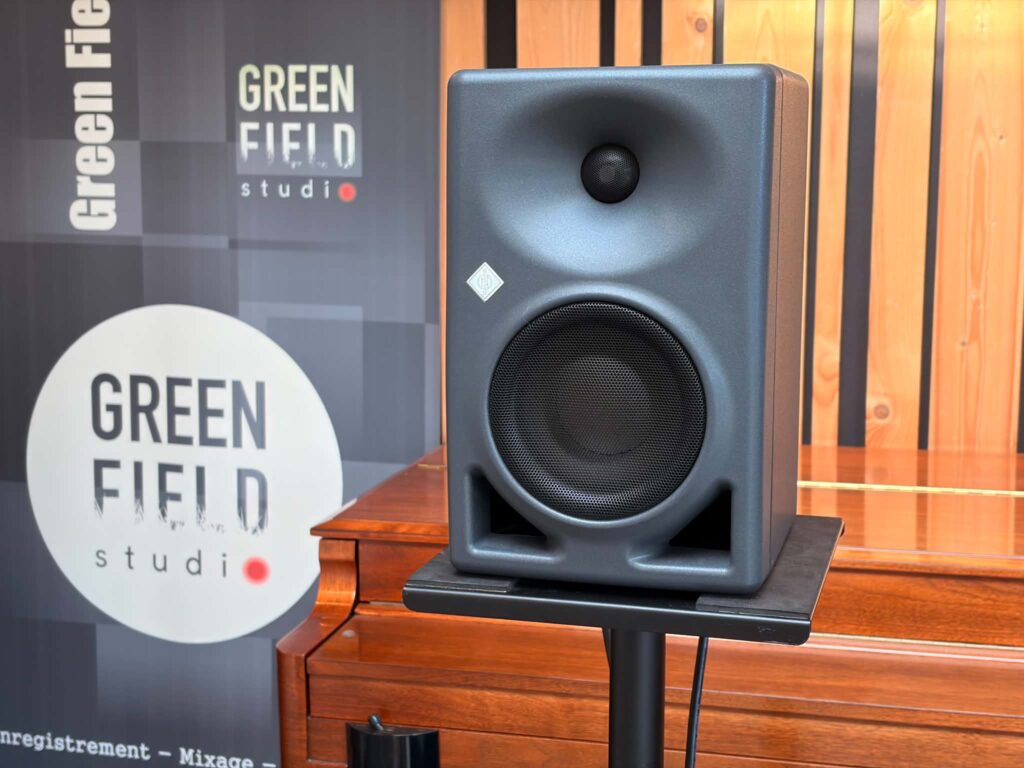 Une enceinte de studio Neumann KH120 II, utilisée pour les séances en 5.1 et en Atmos au Green Field Studio.