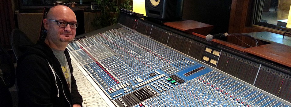 L'ingénieur du son Pierre Bartholomé à la console de mixage du Green Field Studio.