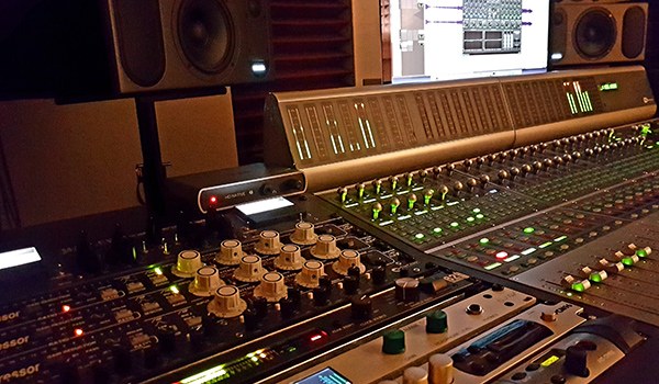 La régie du Green Field Studio, avec la console de mixage et les enceintes de studio.