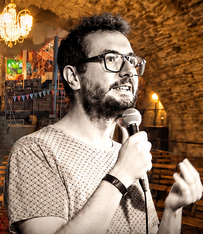 Laurent Rieppi, micro à la main, dans une salle voûtée aux murs de pierre